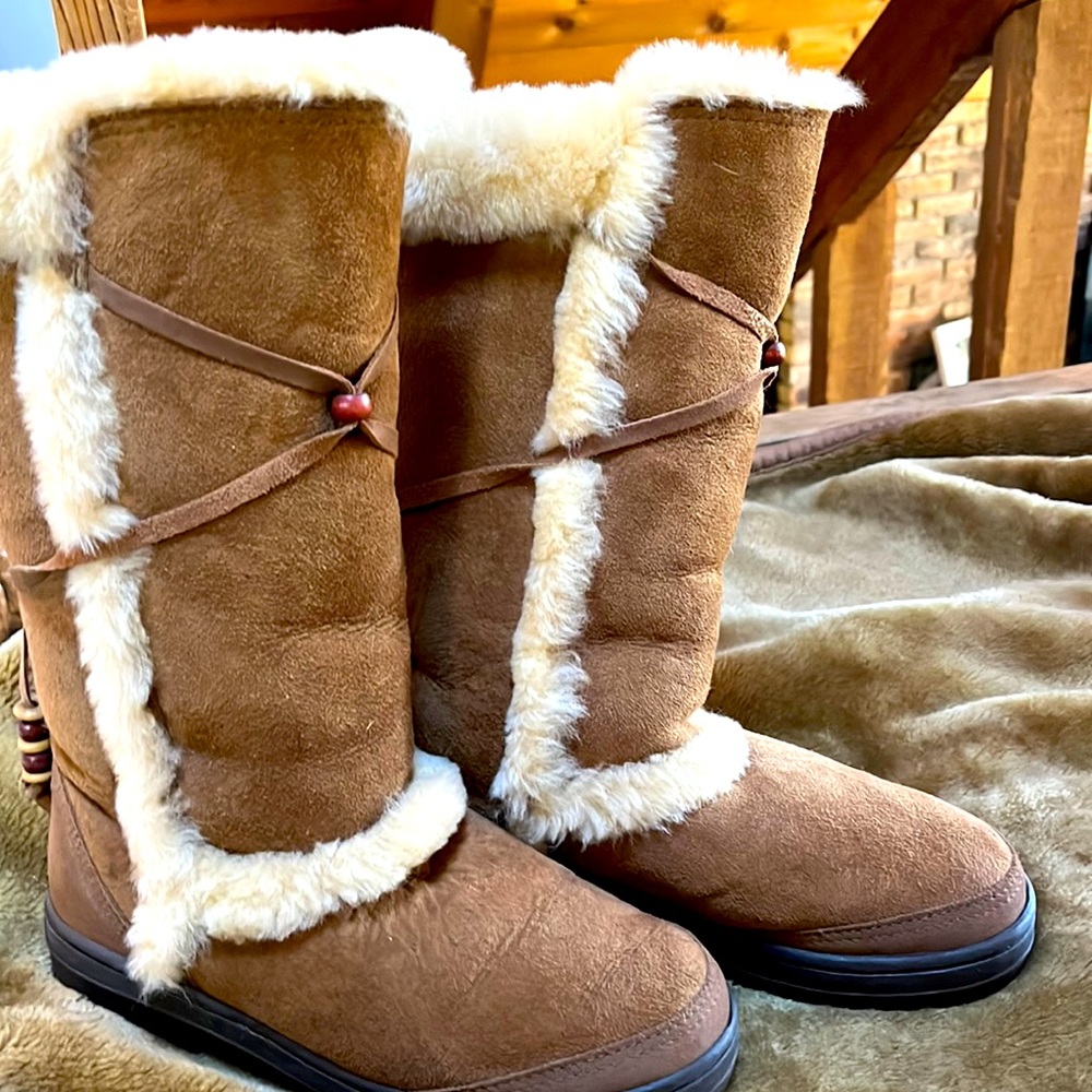 Ugg boots never been worn excellent shape